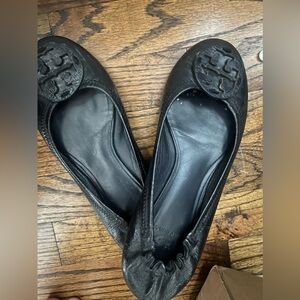 Beautiful leather designer Tory Burch flats in excellent condition barely worn